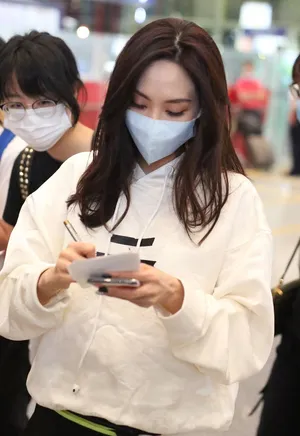 王霏霏纯白套装装扮酷美大方有气质机场照图片_2