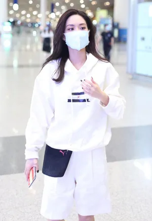 王霏霏纯白套装装扮酷美大方有气质机场照图片_3