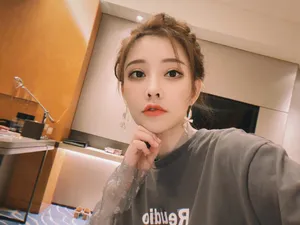 冯提莫精致私服自拍照图片_2