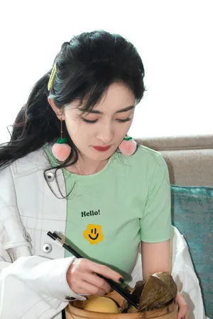 杨幂卷发蓝衬衫性感写真图片_4