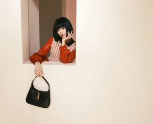 许佳琪性感红裙写真图片