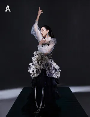 杜若溪亮片裙性感写真图片