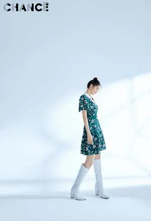 张佳宁丸子头清新俏皮写真图片_1