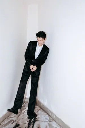 丁禹兮黑色缎面西装写真图片_4