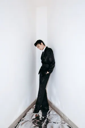 丁禹兮黑色缎面西装写真图片_5