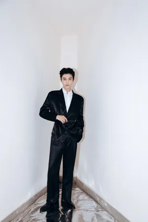 丁禹兮黑色缎面西装写真图片_6