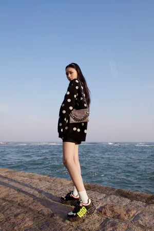 林允波点毛衣时尚海边写真图片