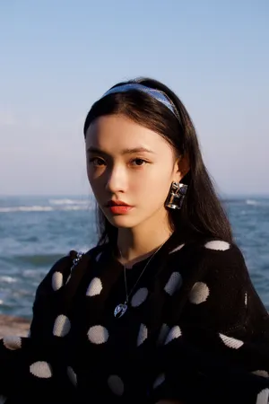 林允波点毛衣时尚海边写真图片_2