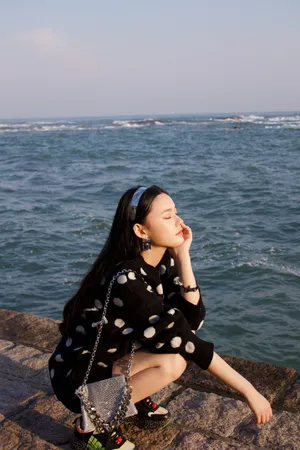 林允波点毛衣时尚海边写真图片_5