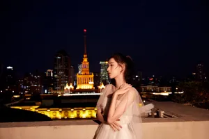 王玉雯薄纱裙唯美夜景写真图片