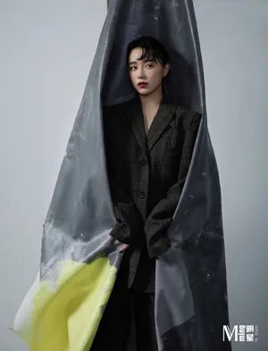 阚清子黑色羽毛装酷美写真图片