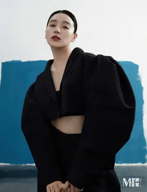 阚清子黑色羽毛装酷美写真图片