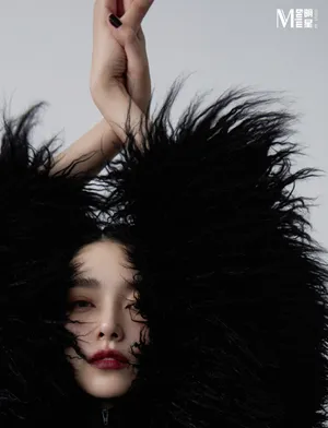 阚清子黑色羽毛装酷美写真图片_3