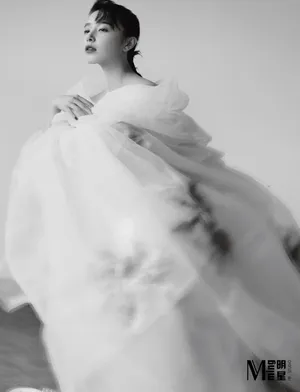 阚清子黑色羽毛装酷美写真图片_5