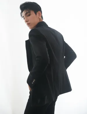 王子异黑色西服帅气图片写真_4