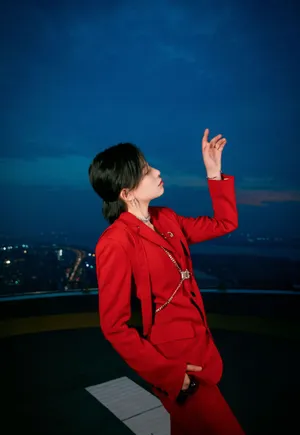 李斯丹妮红色西服魅力性感写真_4