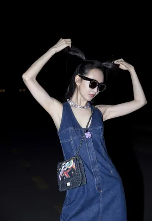 王鸥牛仔裙时尚活力写真图片