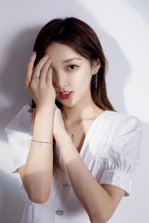 强东玥白裙甜美养眼写真图片_3