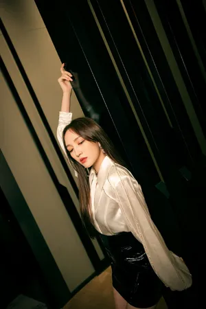 孟佳皮裙性感甜酷写真图片_3