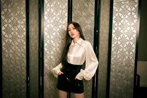 孟佳皮裙性感甜酷写真图片_4