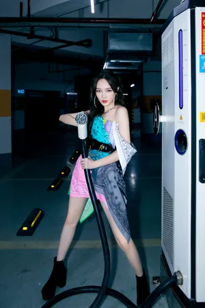 孟佳露肩裙性感A飒写真图片_2