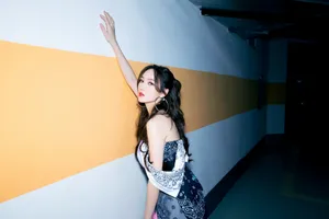 孟佳露肩裙性感A飒写真图片_3