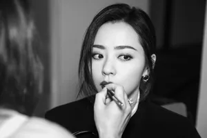 张靓颖墨镜黑裙性感活动图片