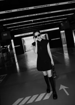 张靓颖墨镜黑裙性感活动图片_2