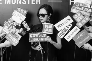 张靓颖墨镜黑裙性感活动图片_3