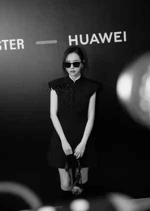 张靓颖墨镜黑裙性感活动图片_4