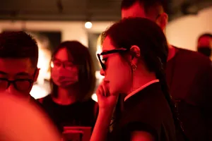 张靓颖墨镜黑裙性感活动图片_7
