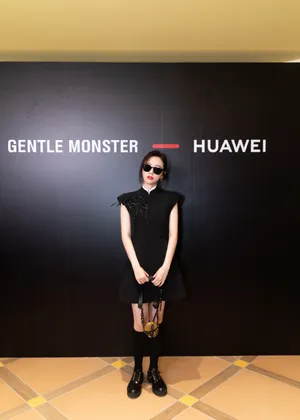 张靓颖墨镜黑裙性感活动图片_8