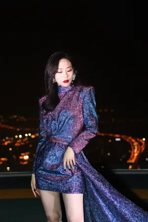 王霏霏荧光裙性感靓丽写真图片