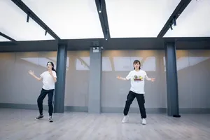 孙艳长发飘飘气质出众身材高挑美照图片_1