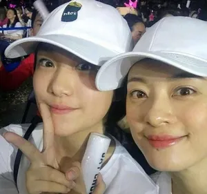 孙艳长发飘飘气质出众身材高挑美照图片_4