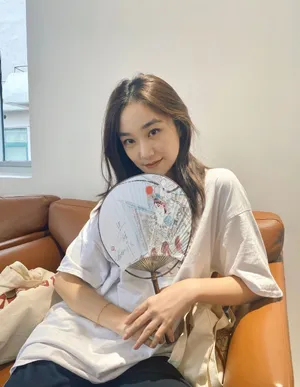 孙艳长发飘飘气质出众身材高挑美照图片_6