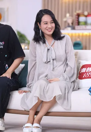 朱丹灰色长裙优雅从容现场照图片_3