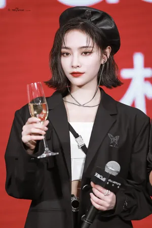 许佳琪西装贝雷帽妆容精致又美又飒美照图片