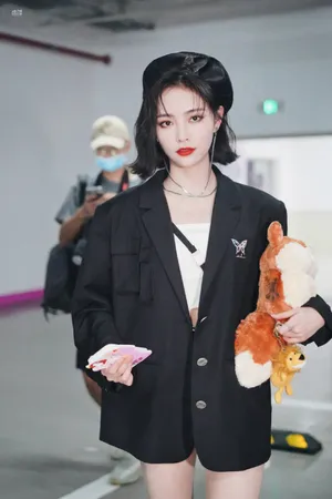 许佳琪西装贝雷帽妆容精致又美又飒美照图片_1
