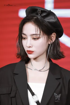许佳琪西装贝雷帽妆容精致又美又飒美照图片_2
