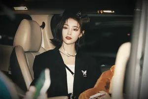 许佳琪西装贝雷帽妆容精致又美又飒美照图片_3