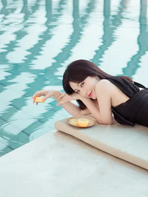 秦岚黑色短裙清凉泳池写真图片
