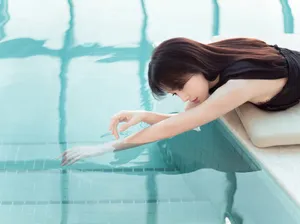 秦岚黑色短裙清凉泳池写真图片_3