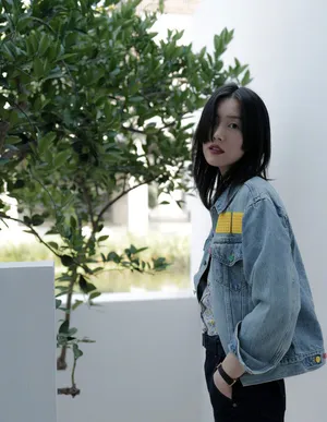 刘雯牛仔外套碎花吊带随性自在美照图片