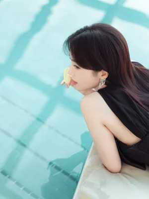 秦岚黑色短裙性感身材曲线诱人写真图片