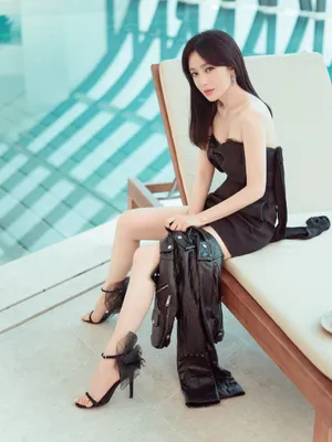 秦岚黑色短裙性感身材曲线诱人写真图片_3