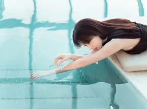 秦岚黑色短裙性感身材曲线诱人写真图片_5