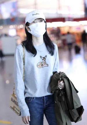 童瑶棒球帽小鹿卫衣美腿纤细机场照图片_1