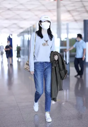 童瑶棒球帽小鹿卫衣美腿纤细机场照图片