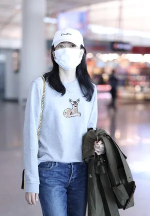 童瑶棒球帽小鹿卫衣美腿纤细机场照图片_2